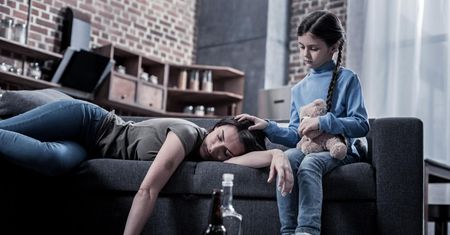 Dzieci pod opieką pijanych rodziców. Co się z nimi dzieje?