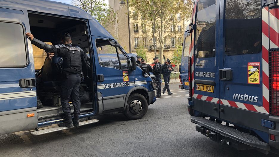 Policja w Paryżu. Zdjęcie ilustracyjne