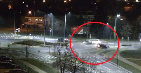 21-latek w BMW przeciął rondo i staranował forda. Jest nagranie zderzenia