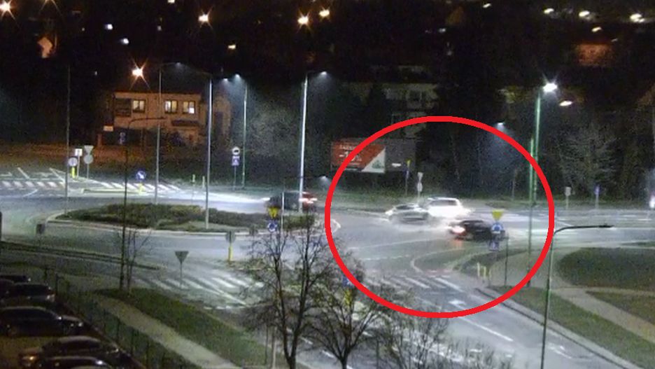 21-latek w BMW przeleciał rondo