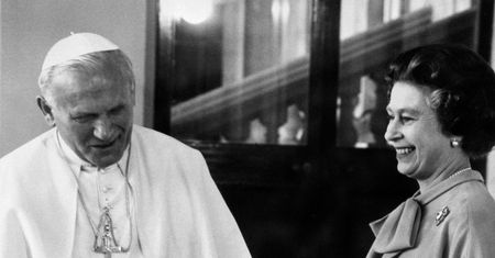 Zmarła królowa Elżbieta II. Poznała pięciu papieży, pokazano zdjęcia
