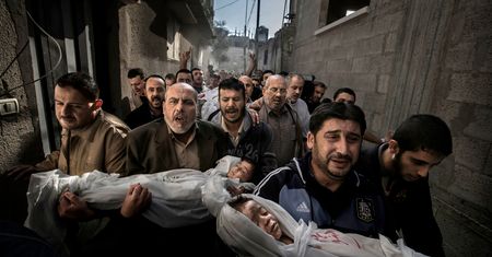 Zwycięskie zdjęcie World Press Photo 2013 zmontowane z trzech? Po co ubarwiać okrutną rzeczywistość?