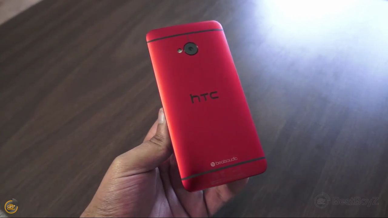 Czerwony HTC One (fot. youtube.com)