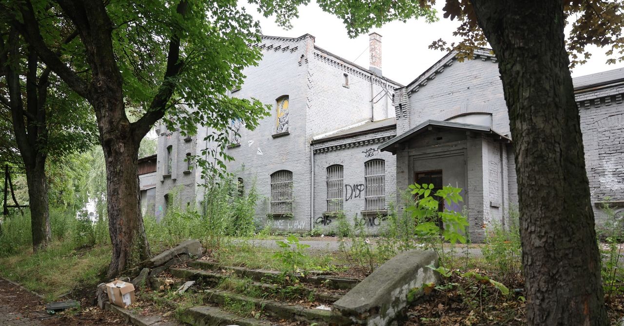 Katowice: Stary dworzec popada w ruinę. Przez 20 lat działał tam teatr