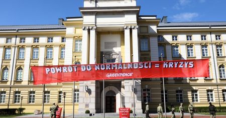 Protest Greenpeace przed KPRM. "Powrót do normalności = kryzys!"