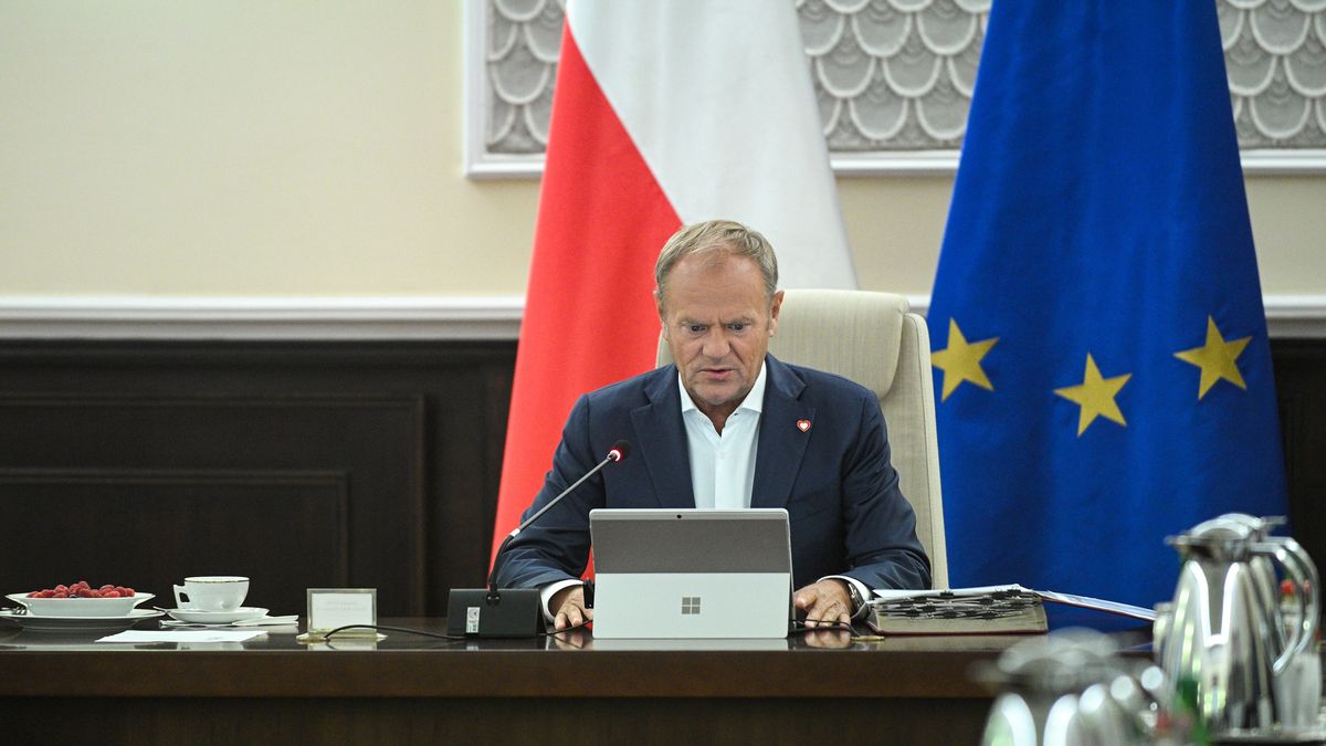 Warszawa, 08.07.2025. Premier Donald Tusk podczas posiedzenia rządu w siedzibie Kancelarii Prezesa Rady Ministrów w Warszawie, 8 bm. Rada Ministrów zajmie się m.in. dwoma projektami deregulacyjnymi dotyczącymi oświaty. (ad) PAP/Marcin Obara