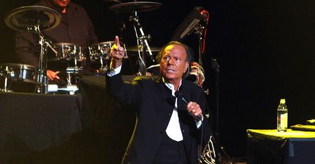 Hiszpania reaguje na zarzuty wobec Julio Iglesiasa. Prokuratura bada sprawę, politycy podzieleni