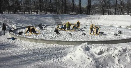 Park Ludowy. Ludzie wchodzą i siadają na kulach w fontannie. Straty na 74 tys. zł