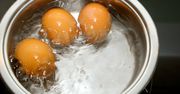 Jak najszybciej wyciągnąć jajka z gorącej wody? Ten trik robi furorę na TikToku