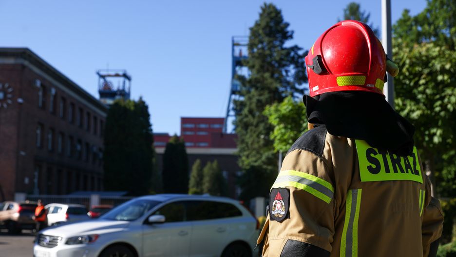 Mysłowice, 14.05.2024. KWK Mysłowice-Wesoła, 14 bm. W nocy doszło tu do wstrząsu. Jeden z czterech górników poszukiwanych po nocnym wstrząsie w kopalni Mysłowice-Wesoła został transportowany na powierzchnię. Trwają próby dotarcia do pozostałych. (ad) PAP/Kasia Zaremba ***Do tego materiału zdjęciowego dostępna jest również depesza w systemie CSI, pt.: Wstrząs w KWK Mysłowice-Wesoła; jeden górnik transportowany na powierzchnię***