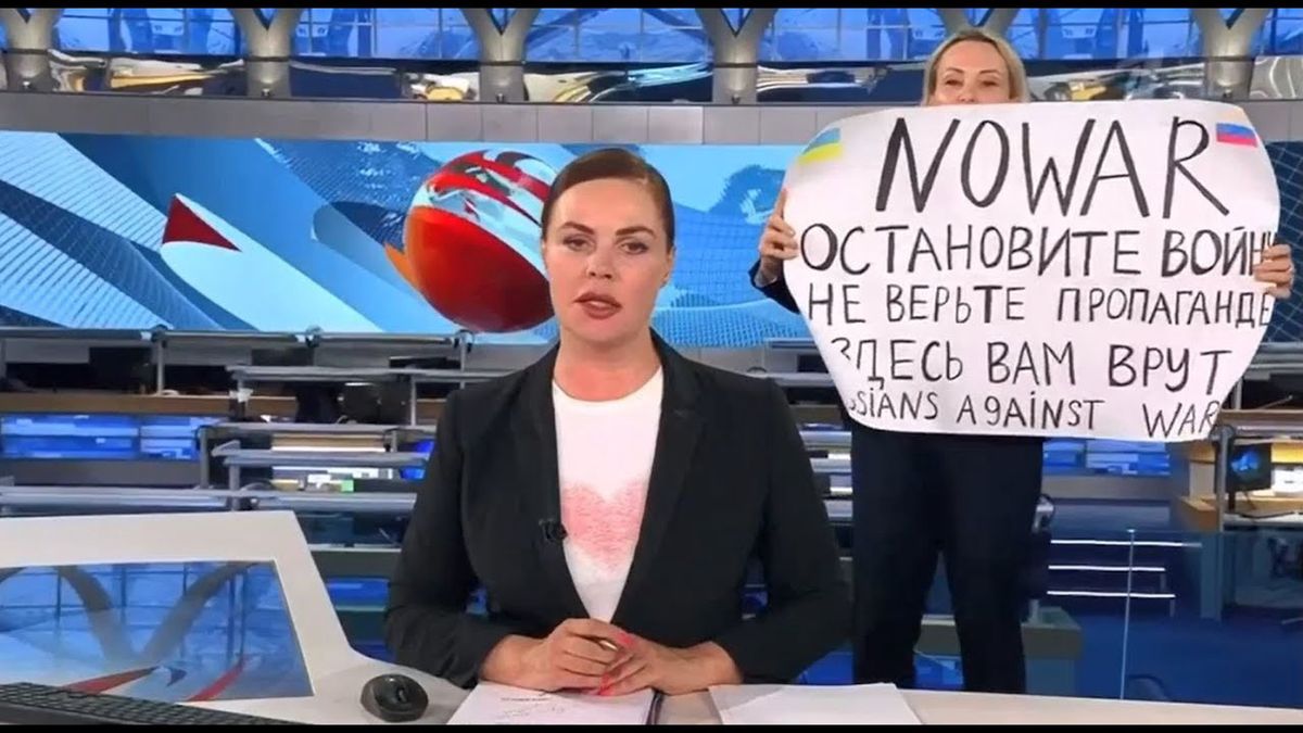 Zdaniem kolegów z Kanału Pierwszego Marina Ovsyannikova jest brytyjskim szpiegiem