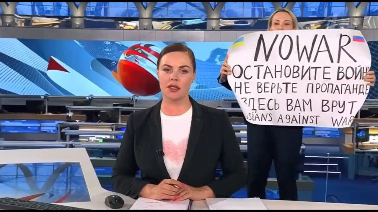 Zdaniem kolegów z Kanału Pierwszego Marina Ovsyannikova jest brytyjskim szpiegiem