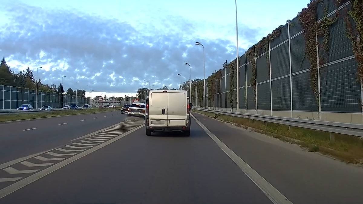 Citroen wjechał na krawężnik i skasował znak drogowy na al. Solidarności