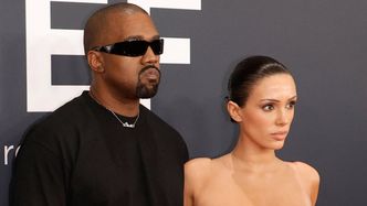 Skandal na Grammy: Bianca Censori zrzuciła futro i zapozowała ZUPEŁNIE NAGO. Po chwili została z mężem WYPROSZONA z gali