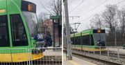 Niebezpieczna zabawa. Nastolatkowie z Poznania jeżdżą na zderzakach tramwajów