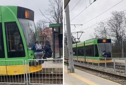 Niebezpieczna zabawa. Nastolatkowie z Poznania jeżdżą na zderzakach tramwajów