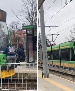 Niebezpieczna zabawa. Nastolatkowie z Poznania jeżdżą na zderzakach tramwajów