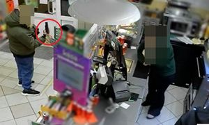 Rozmawiał z ekspedientkami w sklepie. Nagle wyciągnął broń