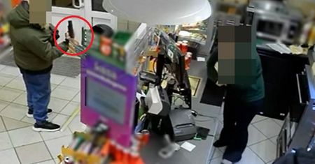 Rozmawiał z ekspedientkami w sklepie. Nagle wyciągnął broń