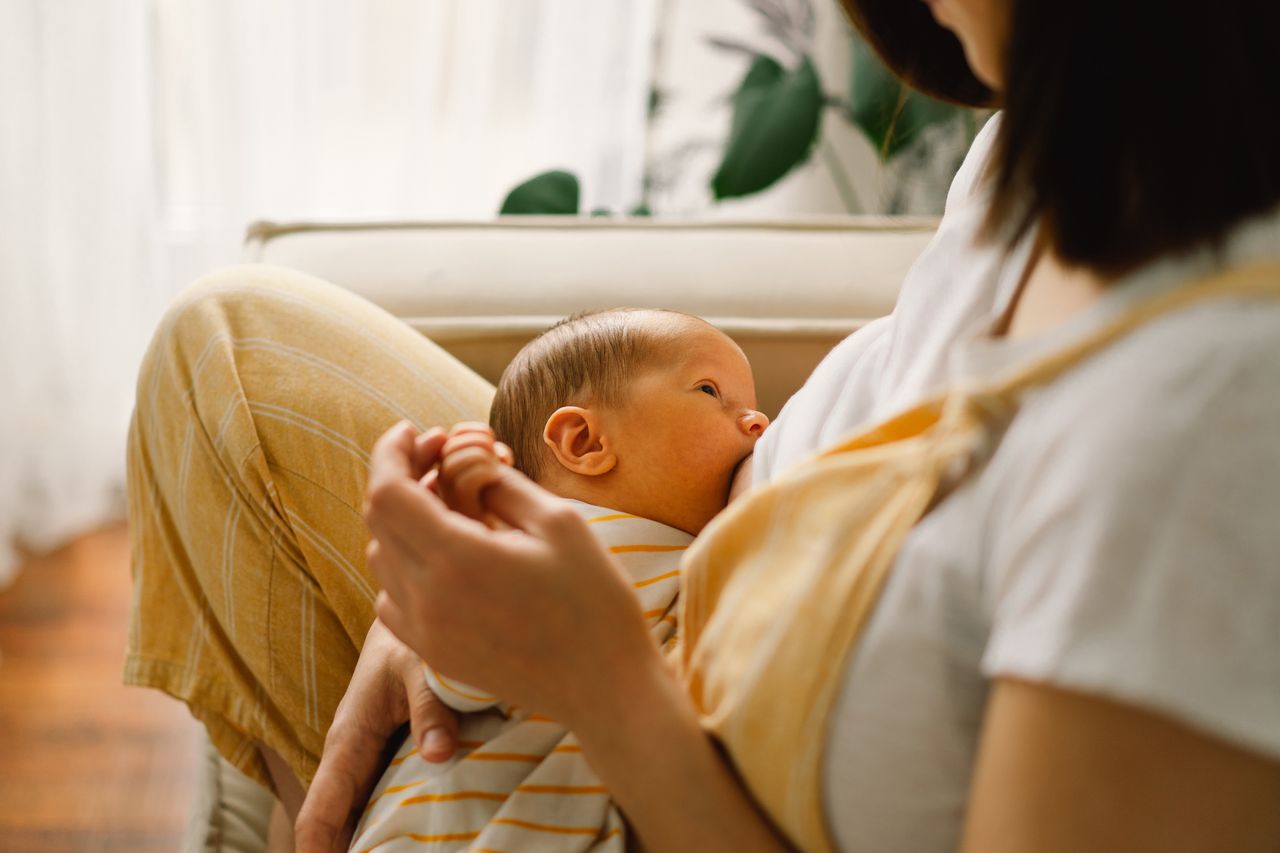 Młoda mama zaczęła karmić dziecko. Została wyrzucona z budynku