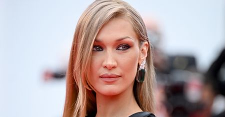 W sylwestra Bella Hadid wskoczyła w "nagą" sukienkę. Kreacja tylko dla odważnych