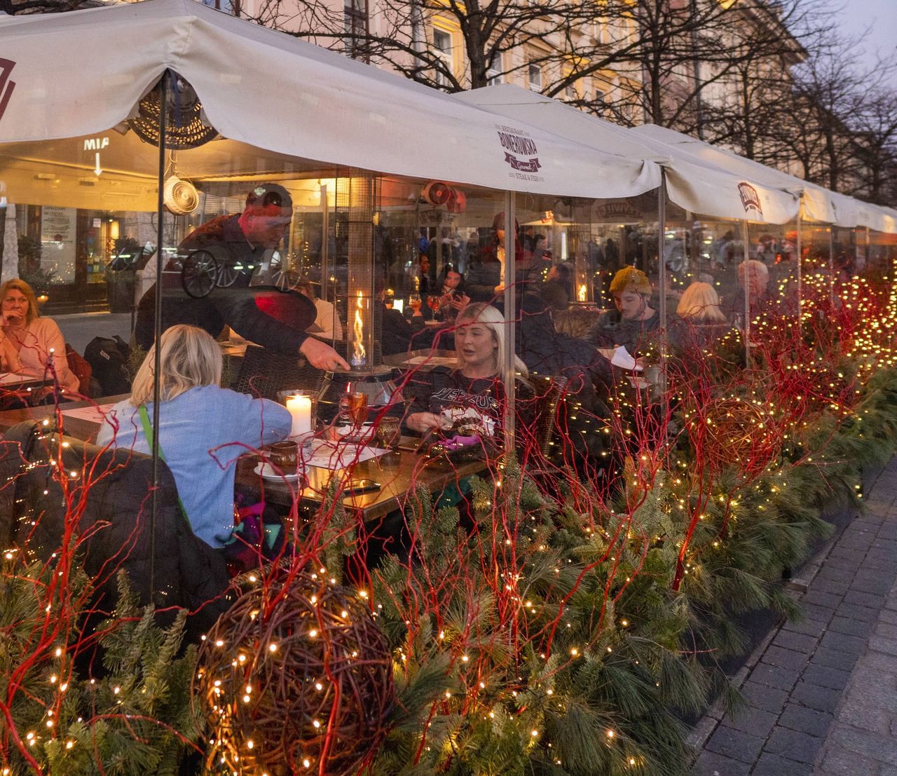 Warszawa. Radni zagłosują nad obniżką stawek za ogródki restauracyjne