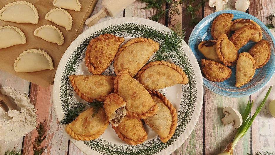 Smażone pierogi z mięsem i pieczarkami