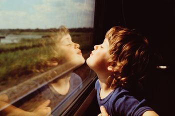 Mały Kordian podbił pociąg. Choinki w PKP