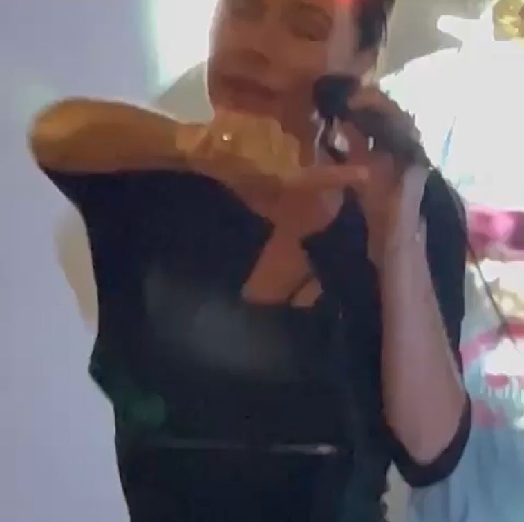 Victoria Beckham daje występ do piosenki Spice Girls