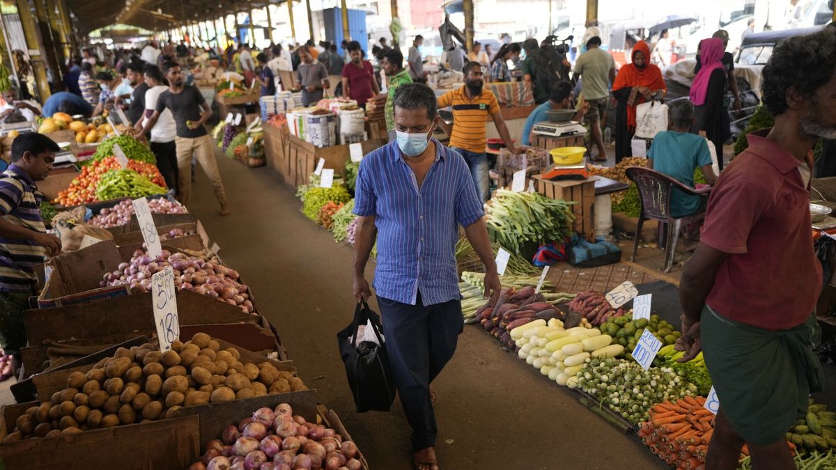 Kryzys ekonomiczny na Sri Lance
A man shops for vegetables at a market in Colombo, Sri Lanka, Friday, June 10,2022. Sri Lanka's economic crisis, the worst in its history, has completely recast the lives of the country's once galloping middle class. For many families that never had to think twice about fuel or food, the effects have been instant and painful, derailing years of progress toward lifestyles aspired to across South Asia. (AP Photo/Eranga Jayawardena)
AP