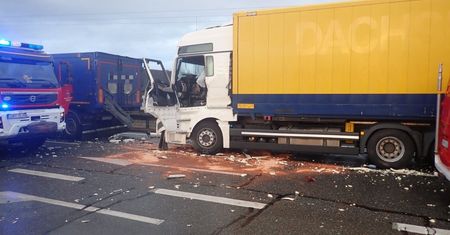 Śląskie. Karambol w Koziegłowach. Zderzenie czterech ciężarówek