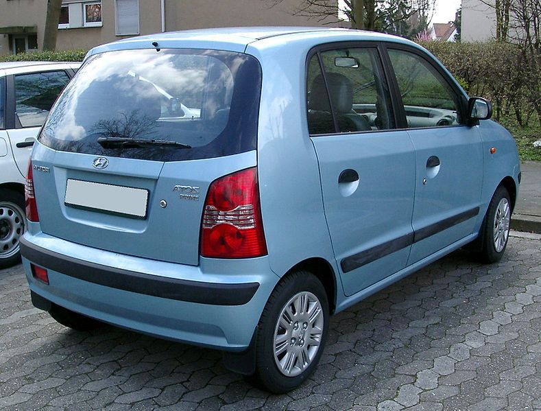 Takie umieszczenie tylnego światła przeciwmgłowego w samochodzie Hyundai Atos praktycznie uniemożliwia dołożenie drugiej lampy symetrycznej bez skomplikowanych czynności blacharskich.