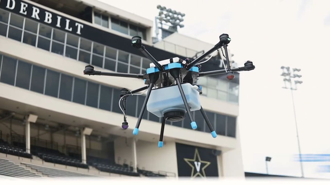 Dezynfekujące drony. Nowy sposób na czystość w miejscach publicznych [wideo]
