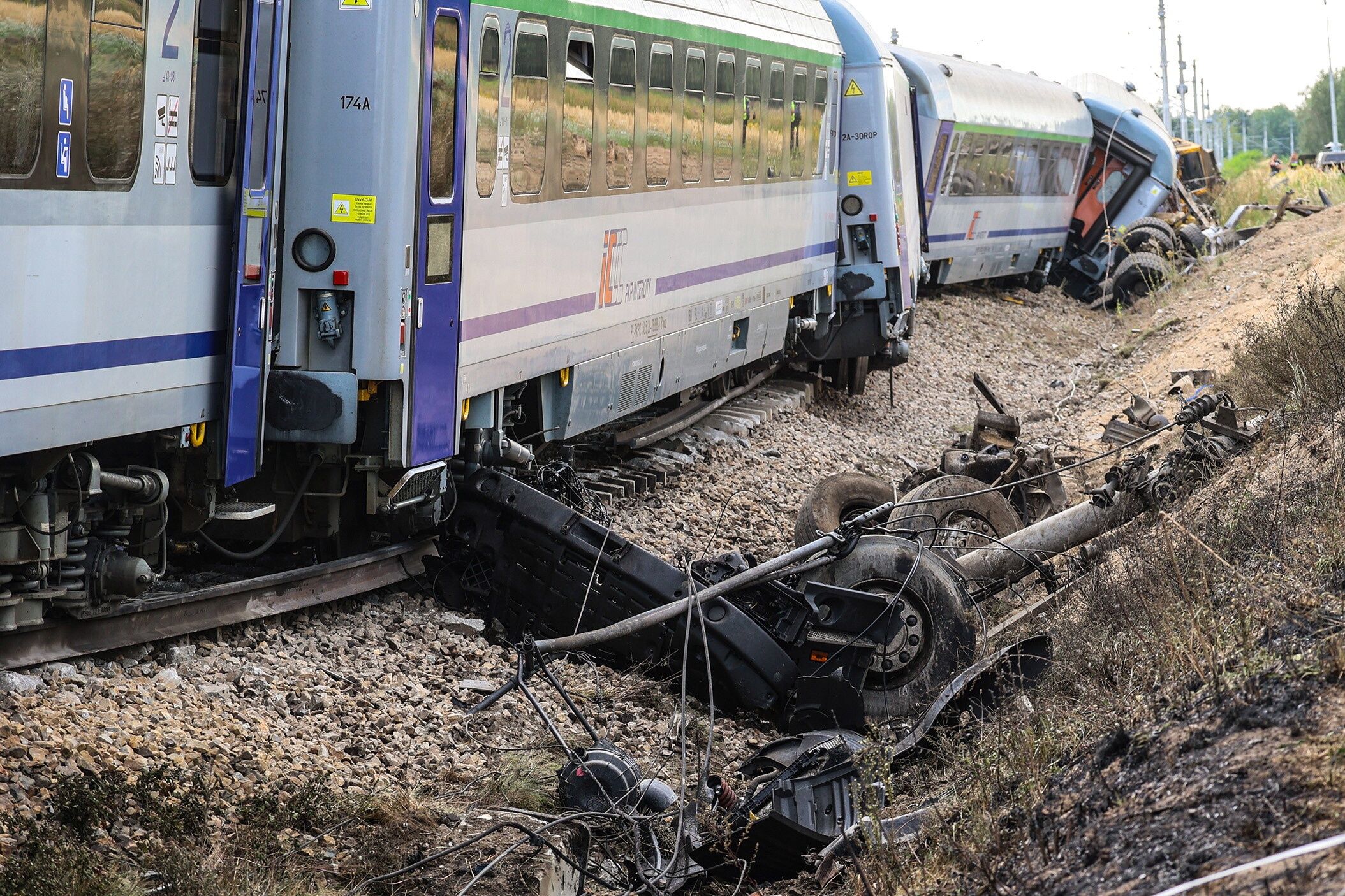 Sokolniki Suche (pow. przysuski, gm. Wieniawa), 09.09.2026. Miejsce wykolejenia pociągu PKP Intercity relacji Lublin-Szczecin w miejscowości Sokolniki Suche, 9 bm. Wg informacji przewoźnika pociąg nr 2820/1 ?Koziołek?, zestawiony z lokomotywy EP09 i sześciu wagonów, uderzył w samochód ciężarowy znajdujący się na przejeździe kolejowym. W wyniku zdarzenia doszło do wykolejenia i przewrócenia części składu. Rannych zostało siedem osób, w tym kierowca ciężarówki i maszynista. (amb) PAP/Leszek Szymański ***Do tego materiału zdjęciowego dostępna jest również depesza w systemie CSI, pt.: Mazowieckie/ Zmarła jedna osoba ciężko ranna w wypadku pociągu w Sokolnikach Suchych (opis2) ***