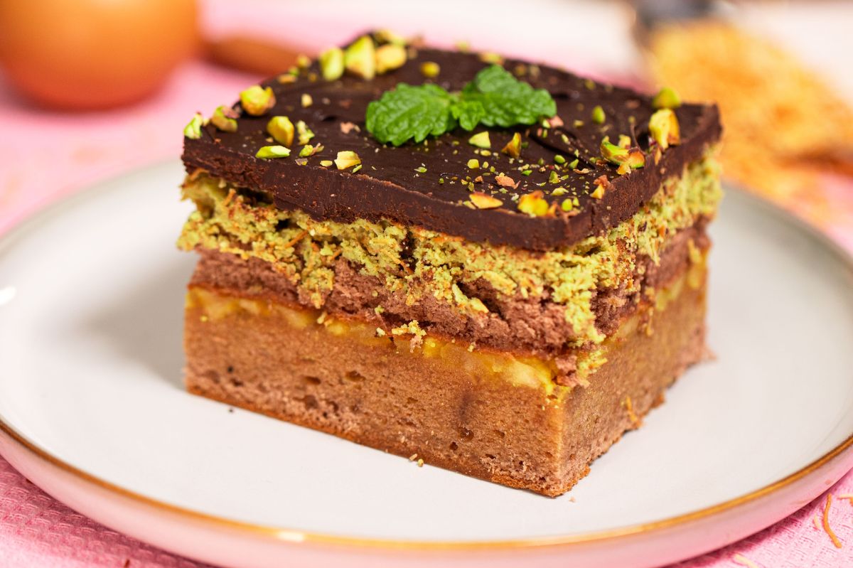 Ciasto z jabłkami może smakować jeszcze lepiej. Zrób szarlotkę dubajską, po której nie zostaje nawet jeden okruszek