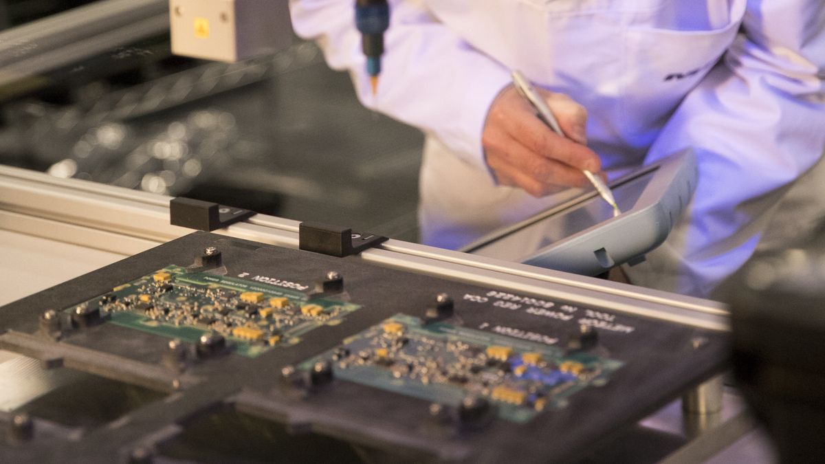 Produkcja układów scalonych w zakładach MBDA w Bolton.