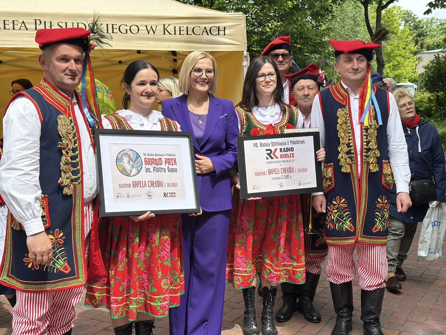 Finał 49. Buskich Spotkań z Folklorem. Grand Prix festiwalu zdobyła Kapela Całków. Na zdjęciu z Marszałek Województwa Świętokrzyskiego, Renatą Janik.