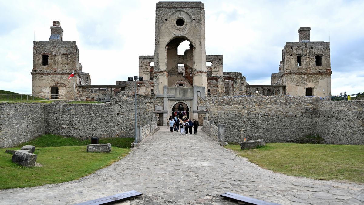 Miejsce uroczystości przekazania cennych zabytków archeologiczny