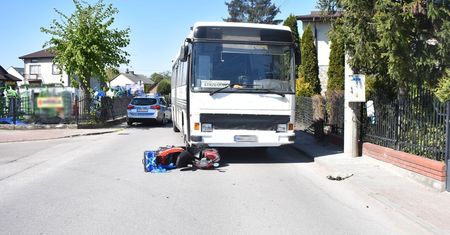 81-latka na skuterze zlekceważyła przepisy. Jechał przed nią autobus
