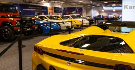 Ikony Motoryzacji wróciły do Warszawy. Kolekcja jest warta 70 mln zł, ale jednego pojazdu się tu nie spodziewałem