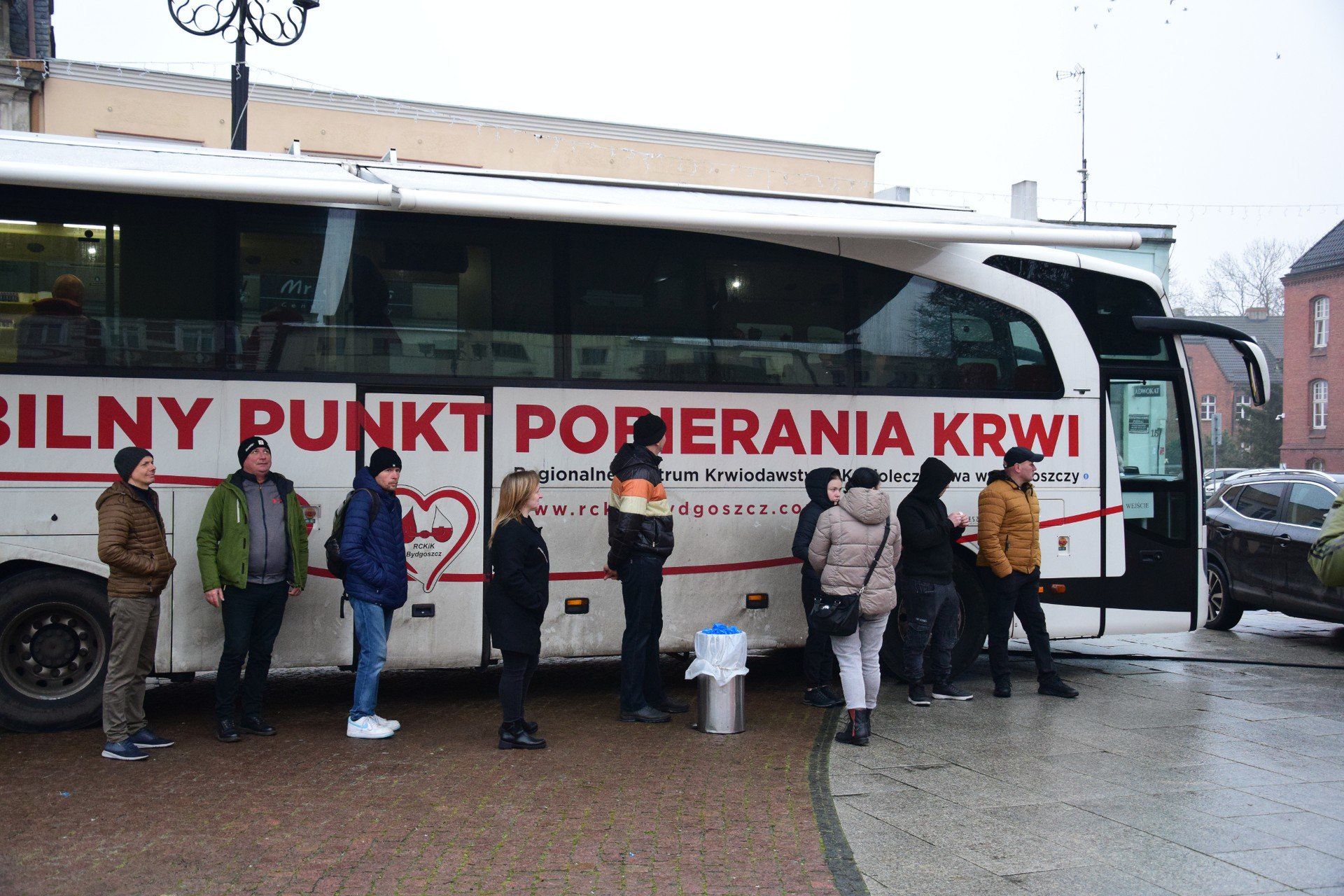 Mikołajkowa akcja 2025 - krwiodawcy na rynku w Żninie