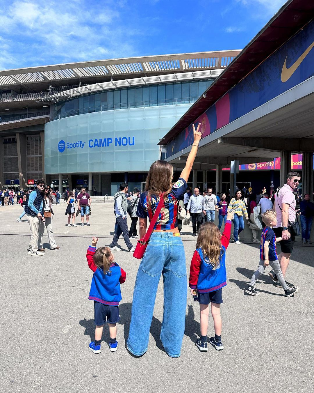 Anna Lewandowska kibicuje Robertowi. Towarzyszą jej córki