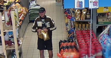 Kradzież w Stokrotce. Wyniósł kilka opakowań kawy i butelek alkoholu. Poznajesz go?