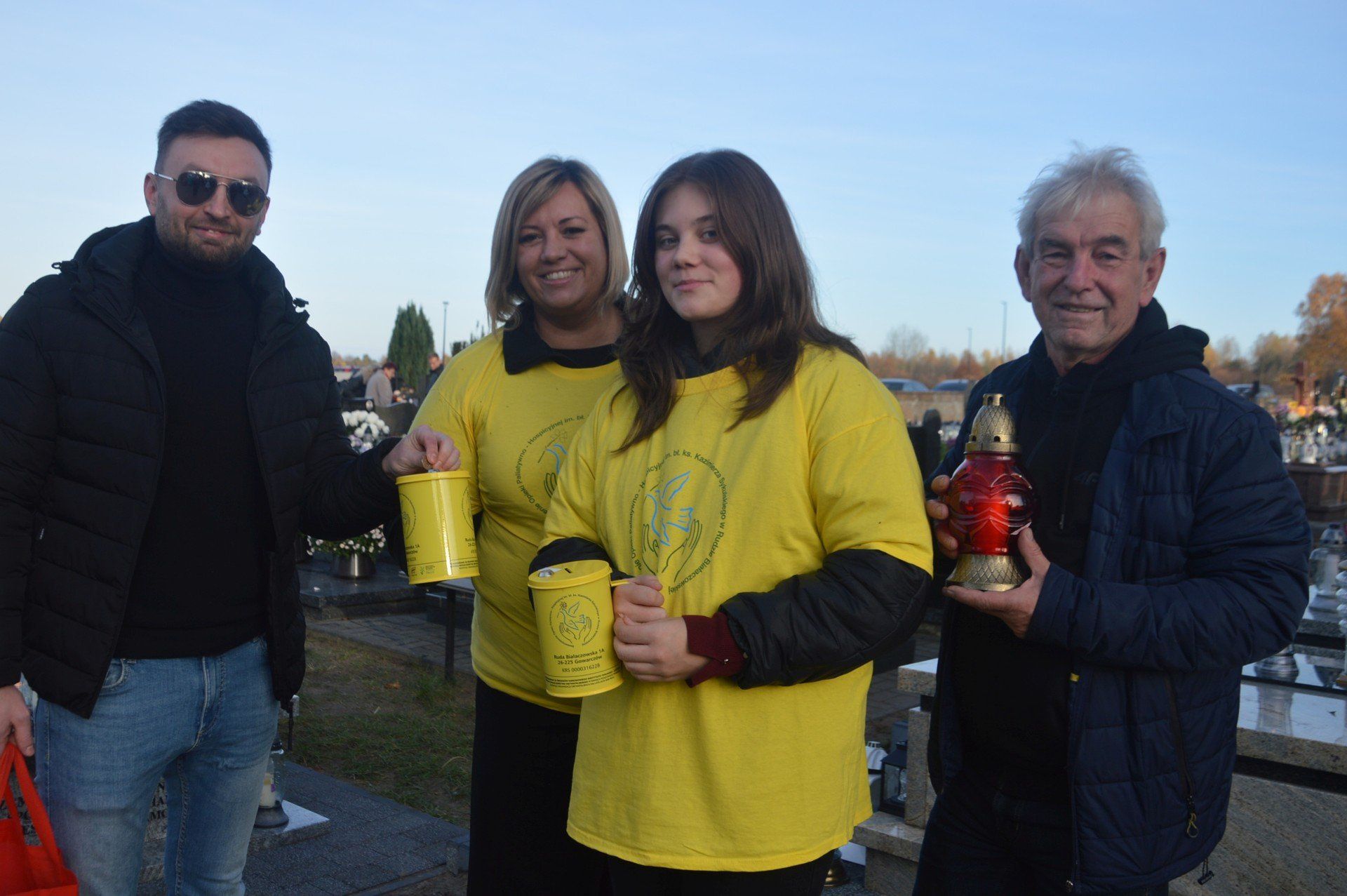 Wolontariuszy w żółtych koszulkach można było spotkać na 14 cmentarzach. Znani muzycy Marek Werens i jego syn Sebastian wspomagają w kweście Justynę Krawczyk i jej córkę Zofię
