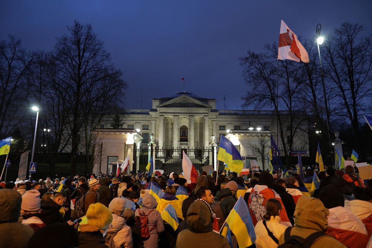 365 dni bohaterstwa, 365 dni wsparcia. Manifestacja przed wymarłą ambasadą Rosji