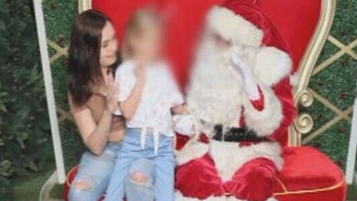 Fotograf w niedopuszczalny sposób potraktował matkę, która robiła sobie zdjęcie z córką i Świętym Mikołajem