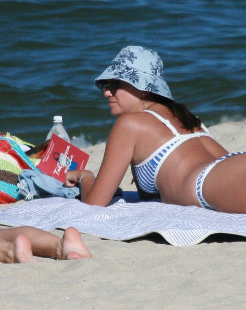 Paulina Krupińska wypoczywa na plaży w Chałupach