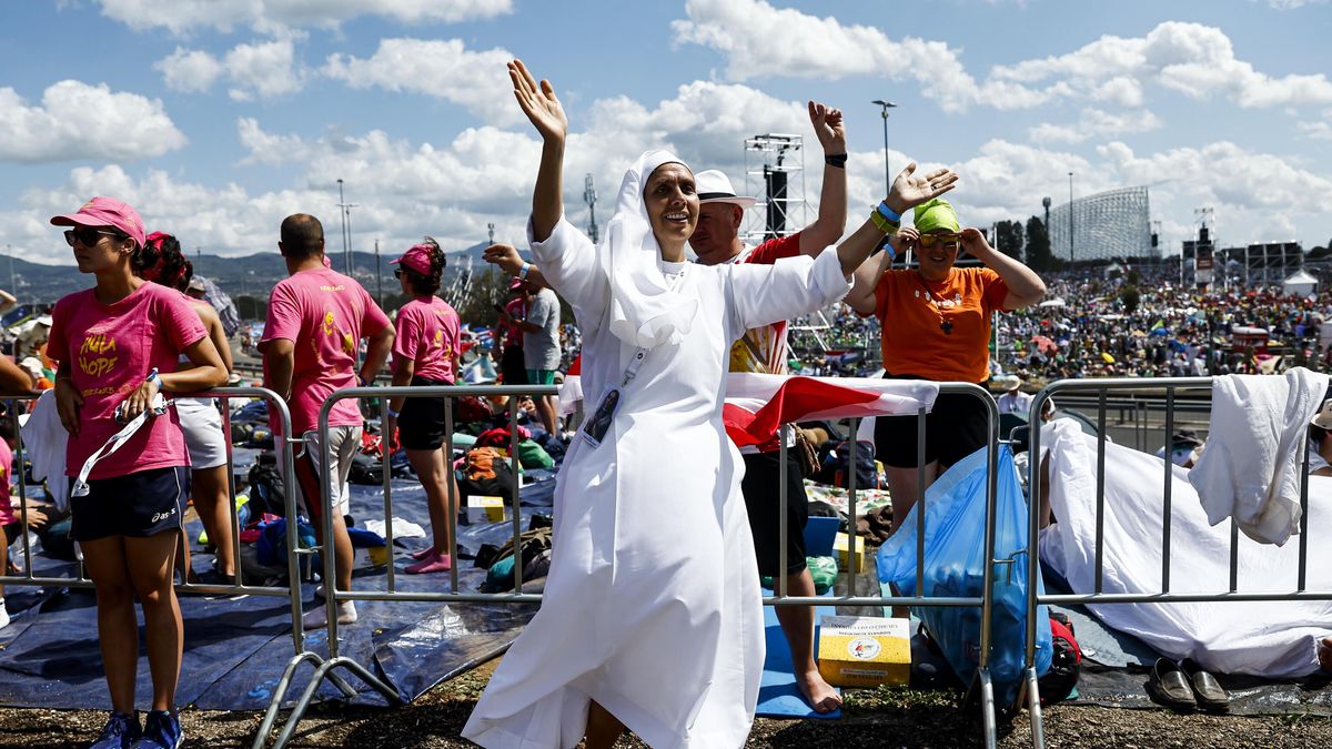 Faithful gather for a prayer vigil presided over by Pope Leo XVI for the Jubilee of Youth, at Tor Vergata, in Rome, Italy, 02 August 2025. EPA/ANGELO CARCONI Dostawca: PAP/EPA.