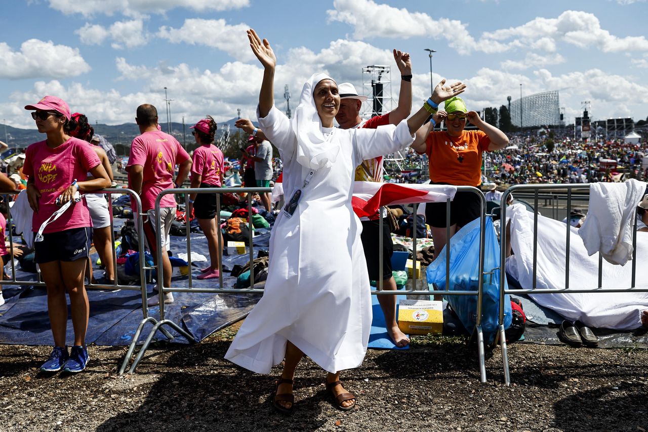 Tłumy młodych pielgrzymów i papież. Niektórzy czekają drugi dzień