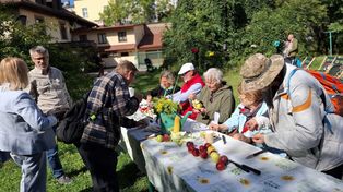 Święto plonów w cieniu bazyliki św. Floriana w Krakowie. Krakowianie spotkali się przy wspólnym stole.